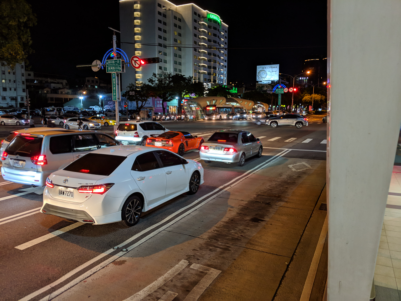 Exige on Taiwan Boulevard, formerly known as Taichung Harbor Boulevard. Not sure why such a dramatic yet unhelpful name change occurred. A former BRT bus stop is visible across the street; the BRT services were discontinued and the hardware re-absorbed into the existing bus routes.